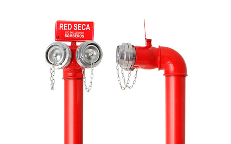 Instalación de red seca con siamesa en fachada