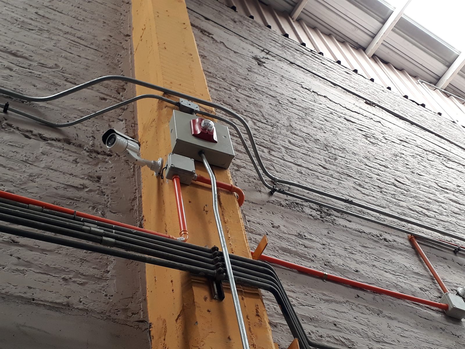 Tendido de canalización conduit EMT y caja de derivación sobre estructura metálica de bodega, conexionado del lazo de detección.