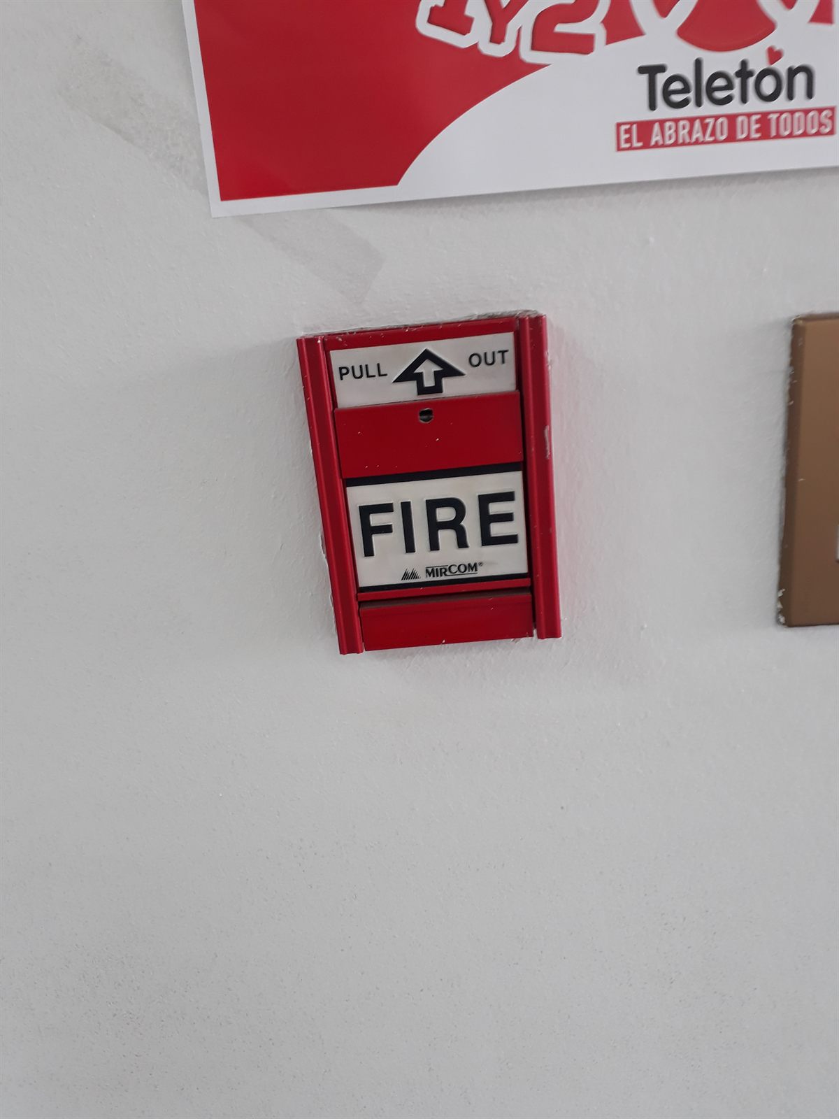 Estación manual de alarma direccionable Mircom instalada en muro, parte del sistema de detección y alarma del recinto.