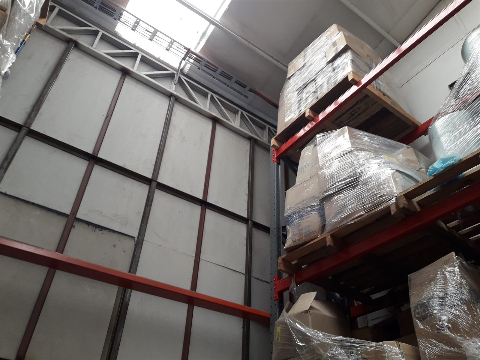 Pulsador manual de alarma Bosch instalado sobre pilar estructural, con cableado en conduit flexible hacia la red de detección.
